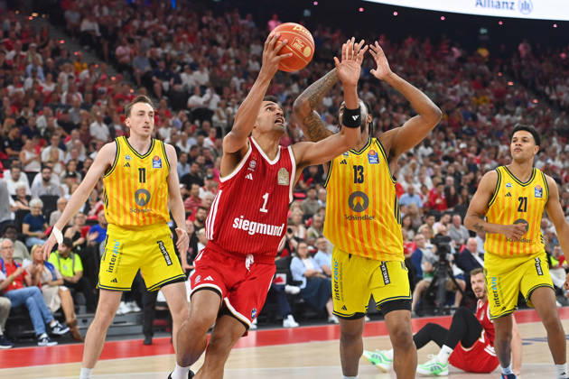 Oscar DA SILVA (FCB), Action, Head-to-Head Battle Against Moses WOOD (Berlin, left) and J Wan ROBERTS (Berlin), Basketball BBL, 2025–2026 Season, Playoff Finals, Game 5, FC Bayern Munich vs. Alba Berlin on June 21, 2026, at SAP GARDEN,detected_source_language