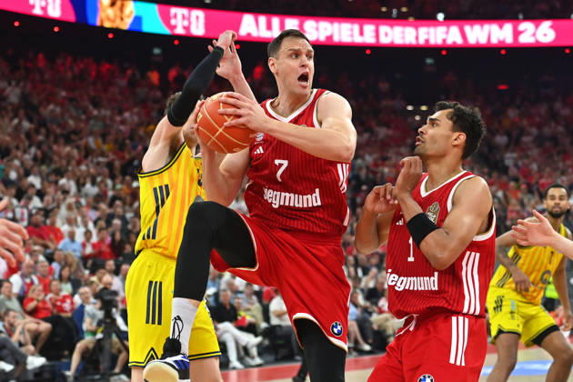 Johannes VOIGTMANN FCB, Action, One-on-One, vs. Oscar DA SILVA FCB Basketball BBL, 2025–2026 Season Playoff Finals Game 5, FC Bayern Munich vs. Alba Berlin on June 21, 2026, S A P G A R D EN,detected_source_language