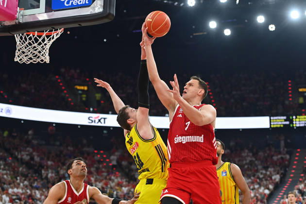 Johannes VOIGTMANN (FCB), Action, One-on-One Against Justin BEAN, Alba Berlin Basketball, BBL, 2025–2026 Season, Playoff Finals, Game 5, FC Bayern Munich vs. Alba Berlin on June 21, 2026, S A P G A R D EN,detected_source_language