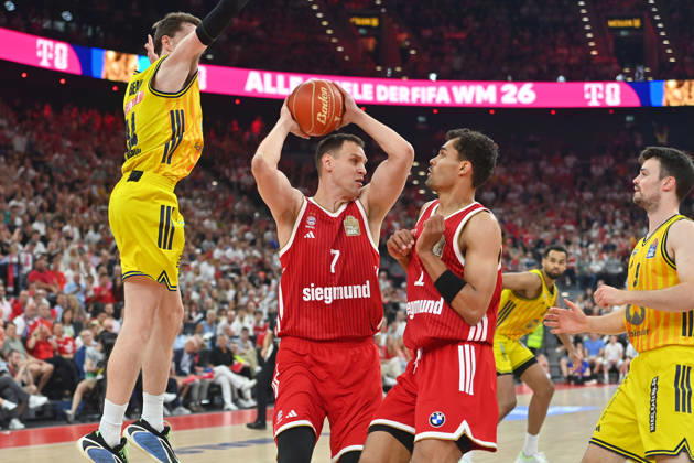 Johannes VOIGTMANN FCB, Action, One-on-One, vs. Oscar DA SILVA FCB Basketball BBL, 2025–2026 Season Playoff Finals Game 5, FC Bayern Munich vs. Alba Berlin on June 21, 2026, S A P G A R D EN,detected_source_language