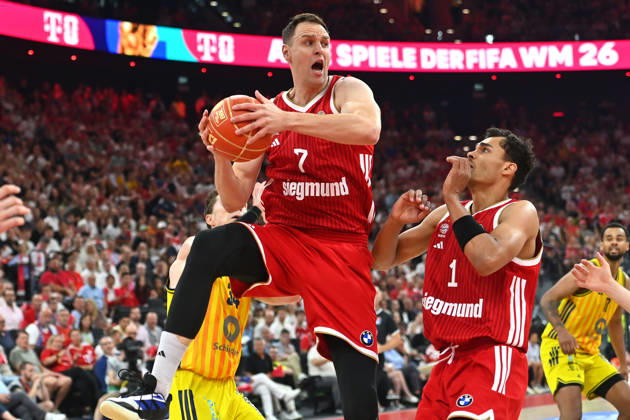 Johannes VOIGTMANN (FCB), in action, battling for the ball against Justin BEAN (Alba Berlin), featuring Oscar DA SILVA (FCB) – Basketball BBL, 2025–2026 Season, Playoff Finals, Game 5, FC Bayern Munich vs. Alba Berlin 81–84 on June 21, 2026, SAP GARDEN,detected_source_language