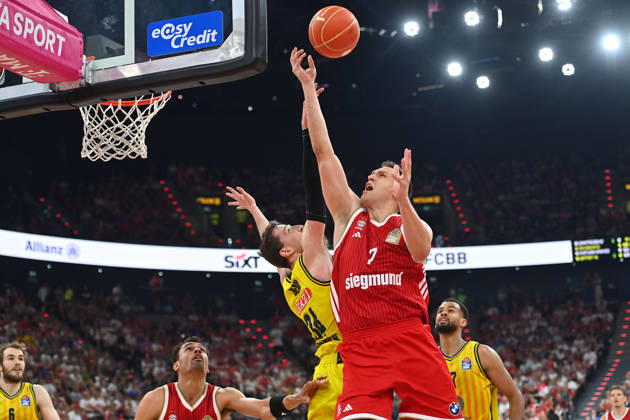 Johannes VOIGTMANN (FCB), Action, One-on-One Against Justin BEAN, Alba Berlin Basketball, BBL, 2025–2026 Season, Playoff Finals, Game 5, FC Bayern Munich vs. Alba Berlin 81–84 on June 21, 2026, SAP GARDEN,detected_source_language
