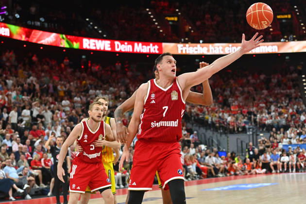 Johannes VOIGTMANN FCB, Action, One-on-One, Basketball BBL, 2025–2026 Season, Playoff Finals, Game 5, FC Bayern Munich vs. Alba Berlin 81–84 on June 21, 2026, S A P G A R D EN,detected_source_language