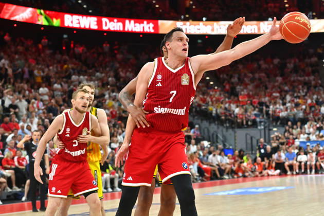 Johannes VOIGTMANN FCB, Action, One-on-One, Basketball BBL, 2025–2026 Season, Playoff Finals, Game 5, FC Bayern Munich vs. Alba Berlin 81–84 on June 21, 2026, S A P G A R D EN,detected_source_language