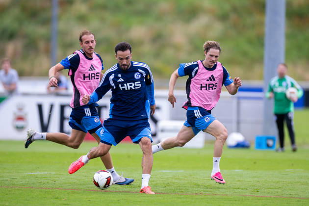 July 8, 2026, Soccer, FC Schalke 04 training: from left, Timo Becker (FC Schalke 04), Kenan Karaman (FC Schalke 04), Finn Porath (FC Schalke 04), Gelsenkirchen, FC Schalke 04 training facility, North Rhine-Westphalia, Germany, xRHR, PHOTO YYx Copyright: RHR-FOTOx RHR-FOTO YY