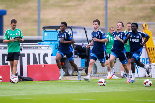 July 8, 2026, Soccer, FC Schalke 04 training session: Sports scientist Rasmus Bruns (FC Schalke 04), Junior Adamu (FC Schalke 04), Dylan Leonard (FC Schalke 04), Max Grüger (FC Schalke 04), Zaid Tchibara (FC Schalke 04), Gelsenkirchen, FC Schalke 04 training facility, North Rhine-Westphalia, Germany, xRHR PHOTO YYx Copyright: RHR-FOTOx RHR-FOTO YY