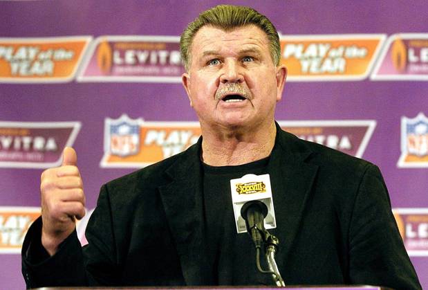 USA NFL, American Football Herren, USA PLAY OF THE YEAR Former NFL head coach and Hall of Famer Mike Ditka Former NFL head coach and Hall of Famer Mike Ditka gestures at a press conference, PK, Pressekonferenz announcing the NFL Play of the Year at the convention center in Houston, Texas Wednesday 28 January 2004. The River City Relay by the New Orleans Saints was voted the play of the year by The AFC Champion New England Patriots will face the NFC Champion Carolina Panthers in Super Bowl XXXVIII at Reliant Stadium in Houston, Texas 01 February 2004. Houston United States  Copyright: xRHONAxWISEx