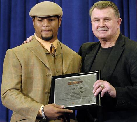 USA NFL, American Football Herren, USA PLAY OF THE YEAR Former NFL head coach and Hall of Famer Mike Ditka Former NFL head coach and Hall of Famer Mike Ditka (R) poses with New Orleans Saints Deuce McAllister (L) at a press conference, PK, Pressekonferenz announcing the NFL Play of the Year at the convention center in Houston, Texas Wednesday 28 January 2004. The River City Relay by the New Orleans Saints was voted the play of the year by The AFC Champion New England Patriots will face the NFC Champion Carolina Panthers in Super Bowl XXXVIII at Reliant Stadium in Houston, Texas 01 February 2004. Houston United States  Copyright: xRHONAxWISEx