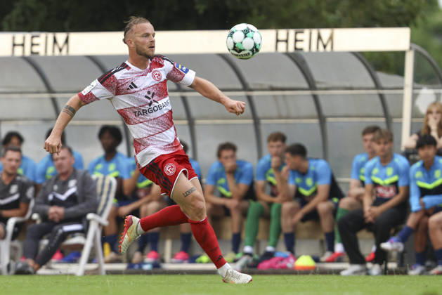 Jorrit Hendrix of Fortuna Düsseldorf in action, on the ball, making a solo run during the friendly match between SC St. Tönis and Fortuna Düsseldorf, Yayla Sportpark on July 8, 2026, in Tönisvorst, Germany. Photo by Oliver Kaelke, DeFodi Images. Jorrit Hendrix of Fortuna Düsseldorf controls the ball during the friendly match between SC St. Tönis and Fortuna Düsseldorf at Yayla Sportpark on July 8, 2026 in Tönisvorst, Germany Photo by Oliver Kaelke, DeFodi Images Photo by Oliver Kaelke, DeFodi Images