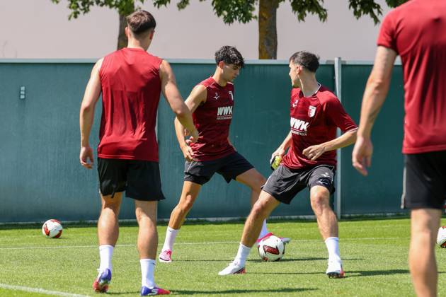 One-on-one, action, featuring Rodrigo Ribeiro (21, FC Augsburg), FC Augsburg training, soccer, Bundesliga 1, 2026–27 season, July 13, 2026, Augsburg, Bavaria, Germany Copyright: xkolbert-press ChristianxKolbertx