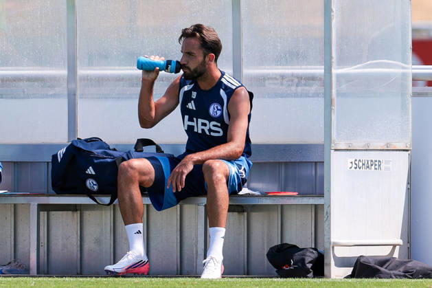 July 15, 2026, Soccer, FC Schalke 04 practice: Kenan Karaman sits on the bench and drinks at the FC Schalke 04 training facility in Gelsenkirchen, North Rhine-Westphalia, Germany xRHR PHOTO YYx Copyright: RHR-FOTOx RHR-FOTO YY