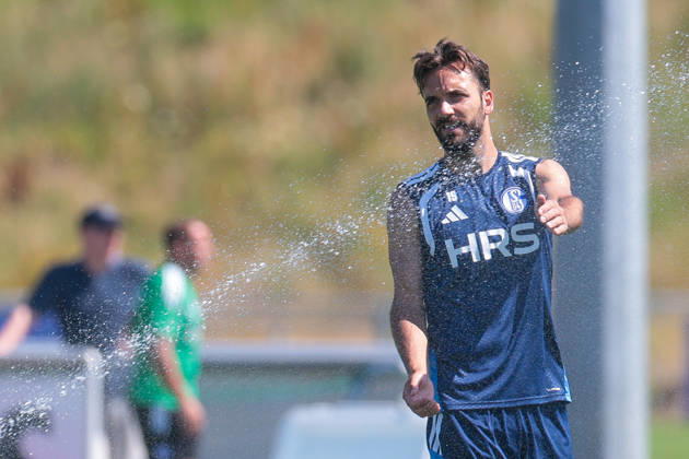 July 15, 2026, Soccer, FC Schalke 04 Training Kenan Karaman FC Schalke 04 cools off Gelsenkirchen FC Schalke 04 Training Facility NRW Germany xRHR PHOTO YYx Copyright: RHR-FOTOx RHR-FOTO YY