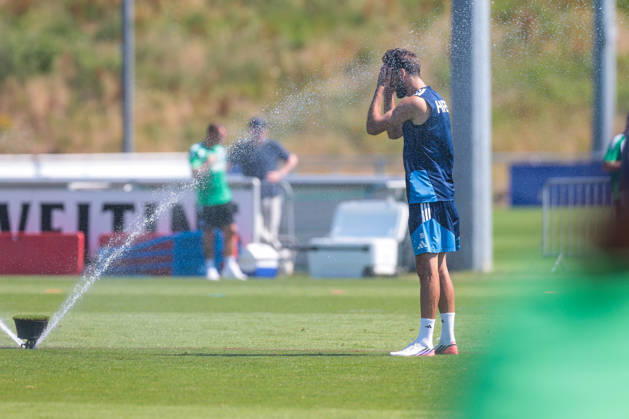 July 15, 2026, Soccer, FC Schalke 04 Training Kenan Karaman FC Schalke 04 cools off Gelsenkirchen FC Schalke 04 Training Facility NRW Germany xRHR PHOTO YYx Copyright: RHR-FOTOx RHR-FOTO YY