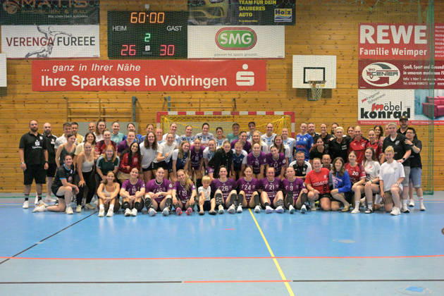 Group photo after the game featuring TusSies Metzingen, Sport Union Neckarsulm, and SC Voehringen s Women s 1 team. TusSies Metzingen vs. Sport Union Neckarsulm, Handball, Preseason, Friendly, 2026–2027 Season, July 18, 2026, TusSies Metzingen vs. Sport Union Neckarsulm, handball, preseason, exhibition match, 2026–2027 season, July 18, 2026, Voehringen Copyright: xEibner-Pressefotox EP_TBR