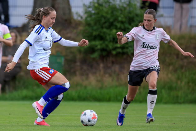 From left: Camilla Linberg (Hamburger SV, HSV), 7, and Sofie Thrige (Odense BK), 20, in a one-on-one battle, duel, dynamic moment, action, game scene, July 18, 2026, Norderstedt, Germany, soccer, women’s friendly, Hamburger SV vs. Odense BK xobx