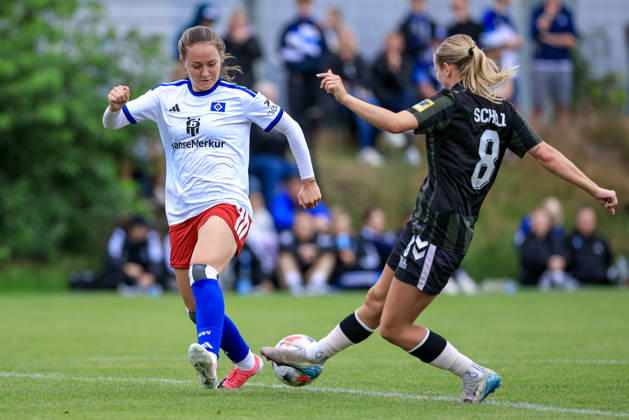 From left: Camilla Linberg (Hamburger SV, HSV), No. 7, and Carla Schulz (Odense BK), No. 8, in a one-on-one battle, duel, dynamic moment, action, game scene, July 18, 2026, Norderstedt, Germany, soccer, women’s friendly, Hamburger SV vs. Odense BK xobx