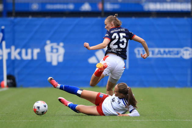 From left: Camilla Linberg (Hamburger SV, HSV), 7, and Alia Redant (Holstein Kiel), 25, in a tackle, duel, dynamic moment, action, game scene, July 22, 2026, Hamburg, Germany, soccer, women s friendly match, Hamburger SV vs. Holstein Kiel xobx