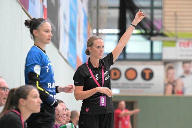 Miriam Hirsch of TusSies Metzingen, coach, gives instructions to her team during the TusSies Metzingen vs. HSG Solingen Graefrath match, Handball, preseason, exhibition game, 2026–2027 season, July 24, 2026, TusSies Metzingen vs. HSG Solingen Graefrath, Handball, preseason, exhibition game, 2026–2027 season, July 24, 2026, Oeschhalle Copyright: xEibner-Pressefotox EP_TBR