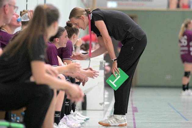 Miriam Hirsch of TusSies Metzingen, coach, in conversation with Klara Schlipf of TusSies Metzingen, 14 TusSies Metzingen vs. HSG Solingen Graefrath, Handball, preseason, exhibition game, 2026–2027 season, July 24, 2026, TusSies Metzingen vs. HSG Solingen-Graefrath, Handball, preseason, exhibition game, 2026–2027 season, July 24, 2026, Oeschhalle Copyright: xEibner-Pressefotox EP_TBR