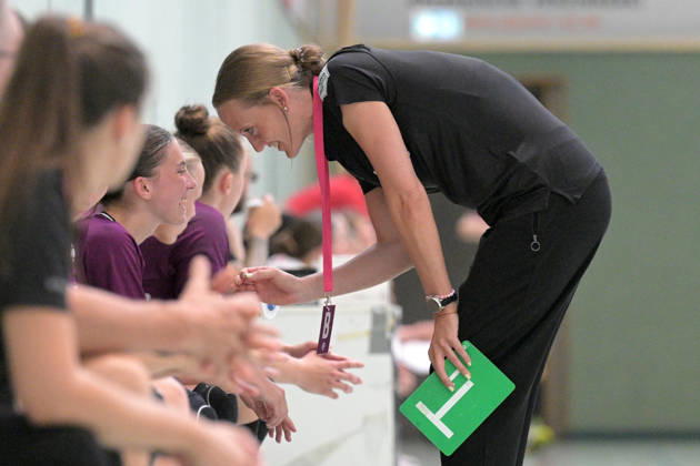 Miriam Hirsch of TusSies Metzingen, coach, and Klara Schlipf of TusSies Metzingen, age 14, in conversation: TusSies Metzingen vs. HSG Solingen Graefrath, Handball, preseason, exhibition game, 2026–2027 season, July 24, 2026, TusSies Metzingen vs. HSG Solingen-Graefrath, Handball, preseason, exhibition game, 2026–2027 season, July 24, 2026, Oeschhalle Copyright: xEibner-Pressefotox EP_TBR