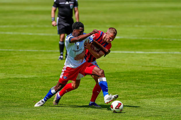 Albert Sambi Lokonga, Hamburger SV, 06; Adrian Beck, 1 FC Heidenheim, 21 AUT; Hamburger SV vs. 1 FC Heidenheim, soccer, friendly match, 2026–2027 season, July 25, 2026 (AUT), Hamburger SV vs. 1 FC Heidenheim, Soccer, Friendly, 2026–2027 Season, July 25, 2026, Kematen Copyright: xEibner-Pressefoto MarcelxvonxFehrnx EP_MFN