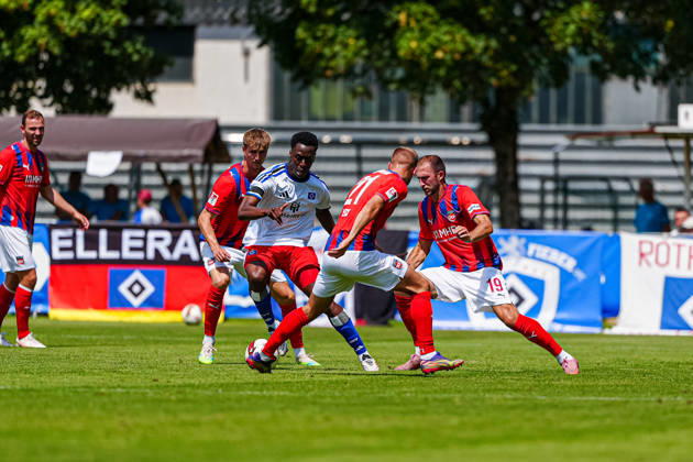 Albert Sambi Lokonga, Hamburger SV, 06; Adrian Beck, 1 FC Heidenheim, 21; Jonas Föhrenbach, 1 FC Heidenheim, 19 (AUT); Hamburger SV vs. 1 FC Heidenheim, Soccer, Friendly, 2026–2027 Season, July 25, 2026, Austria, Hamburger SV vs. 1 FC Heidenheim, Soccer, Friendly Match, 2026–2027 Season, July 25, 2026, Kematen Copyright: xEibner-Pressefoto MarcelxvonxFehrnx EP_MFN