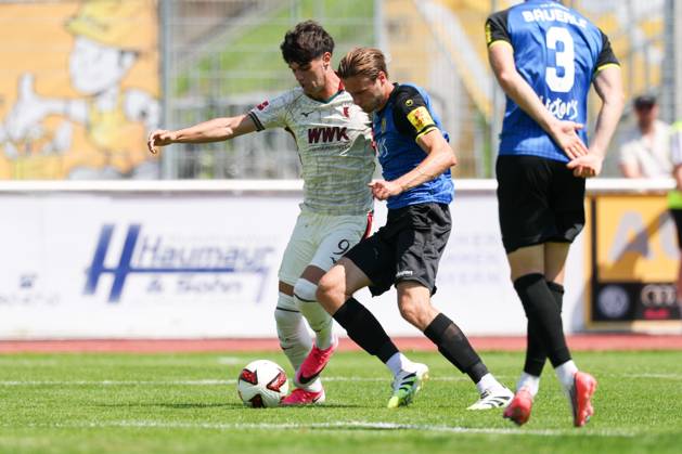 One-on-one, Action, with Rodrigo Ribeiro 21 FC Augsburg 9 FC Augsburg, Siemen Voet 4 1 FC Saarbrücken, FC Augsburg vs. 1 FC Saarbrücken, Soccer, 1st Bundesliga, Friendly Match, 2026–27 Season, July 25, 2026, Kaufbeuren, Bavaria, Germany Copyright: xkolbert-press ChristianxKolbertx