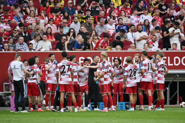 Coach Alexander Ende of Fortuna Düsseldorf, with his players during the water break on July 25, 2026; soccer; 2026–2027 season; friendly match; Fortuna Düsseldorf vs. Borussia Dortmund, 2–1; Düsseldorf, North Rhine-Westphalia, Germany Team2