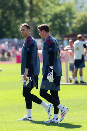 Manuel Neuer, FC Bayern Munich, 01, with Jonas Urbig, FC Bayern Munich, 40, GER, Open Practice, FC Bayern Munich, Soccer, 2026–2027 Season, July 28, 2026, GER, Open Practice, FC Bayern Munich, Soccer, 2026–2027 Season, July 28, 2026, Rottach-Egern Copyright: xEibner-Pressefoto JennixMaulx EP_JML