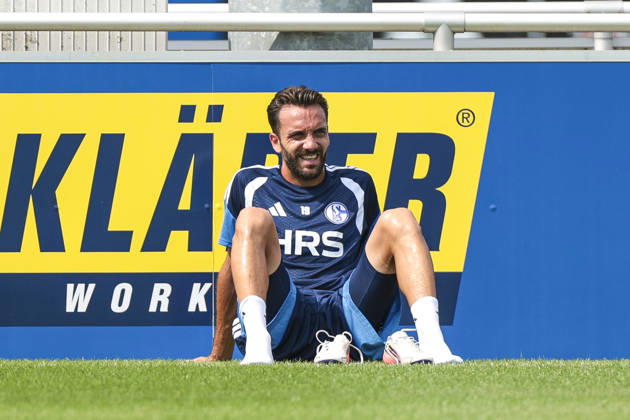 July 30, 2026, Soccer, FC Schalke 04 training session: Kenan Karaman sits on the field and rests at the FC Schalke 04 training facility in Gelsenkirchen, North Rhine-Westphalia, Germany xRHR PHOTO YYx Copyright: RHR-FOTOx RHR-FOTO YY