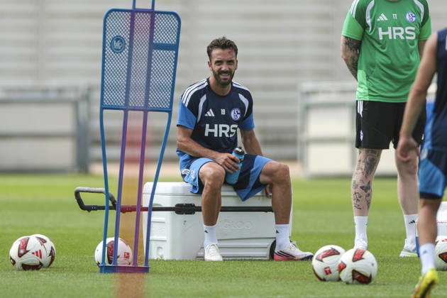 July 30, 2026, Soccer, FC Schalke 04 practice: Kenan Karaman sits on a cooler and has a drink; Gelsenkirchen, FC Schalke 04 training facility, North Rhine-Westphalia, Germany xRHR PHOTO YYx Copyright: RHR-FOTOx RHR-FOTO YY