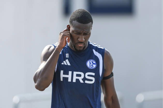 July 30, 2026, Soccer, FC Schalke 04 practice Bryan Lasme FC Schalke 04 scratches his head Gelsenkirchen FC Schalke 04 training facility North Rhine-Westphalia, Germany xRHR PHOTO YYx Copyright: RHR-FOTOx RHR-FOTO YY