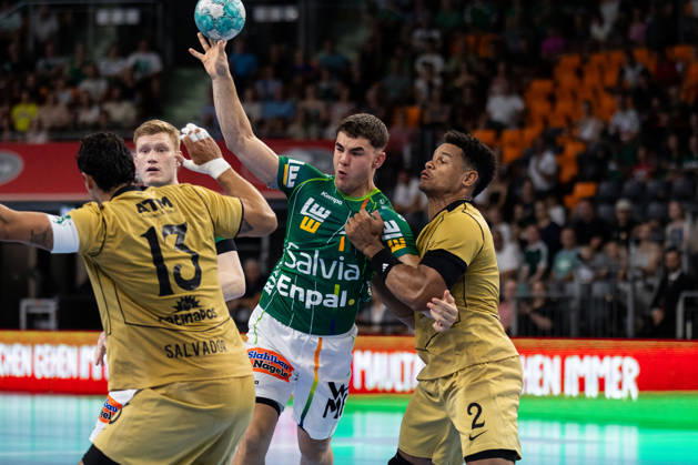 Elias NEWEL, FRISCH AUF Goeppingen, 40, in a one-on-one battle against Edy SILVA, Sporting Lisbon, 02 GER, FRISCH AUF Goeppingen vs. Sporting Lisbon, Handball, Preseason Friendly, 2026–2027 Season, August 2, 2026, GER, FRISCH AUF Goeppingen vs. Sporting Lisbon, Handball, Preseason Friendly, 2026–2027 Season, August 2, 2026, Neu Ulm Copyright: xEibnerxPressefoto OliverxSchmidtx EP_OST
