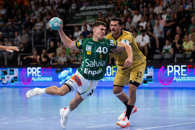 Elias NEWEL, FRISCH AUF Goeppingen, 40, in a one-on-one battle against Salvador SALVADOR, Sporting Lisbon, 13, GER, FRISCH AUF Goeppingen vs. Sporting Lisbon, handball, preseason friendly, 2026–2027 season, August 2, 2026, GER, FRISCH AUF Goeppingen vs. Sporting Lisbon, Handball, Preseason Friendly, 2026–2027 Season, August 2, 2026, Neu Ulm Copyright: xEibnerxPressefoto OliverxSchmidtx EP_OST