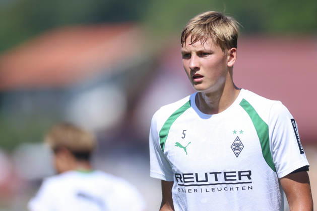 Jan Leszczynski of Borussia Mönchengladbach looks on during Borussia Mönchengladbach s training camp, Birkenmoos Stadium on August 4, 2026, in Rottach Egern, Germany. Photo by Marco Steinbrenner, DeFodi Images. Jan Leszczynski of Borussia Mönchengladbach looks on during the Borussia Mönchengladbach training camp at Birkenmoos Stadium on August 4, 2026 in Rottach-Egern, Germany Photo by Marco Steinbrenner, DeFodi Images Photo by Marco Steinbrenner, DeFodi Images