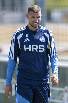 August 4, 2026, Soccer, FC Schalke 04 Training Session, Edin Dzeko, FC Schalke 04, Gelsenkirchen, FC Schalke 04 Training Facility, North Rhine-Westphalia, Germany, xRHR, PHOTO YYx Copyright: RHR-FOTOx RHR-FOTO YY
