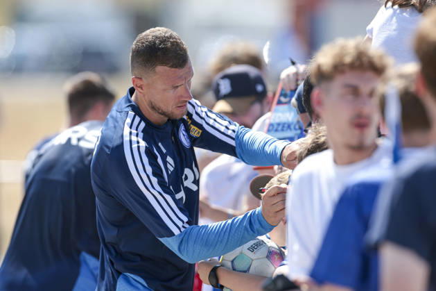 August 4, 2026, Soccer, FC Schalke 04 Training Session, Edin Dzeko, FC Schalke 04 Signs Autographs for Fans, Gelsenkirchen, FC Schalke 04 Training Facility, North Rhine-Westphalia, Germany, xRHR, PHOTO YYx Copyright: RHR-FOTOx RHR-FOTO YY