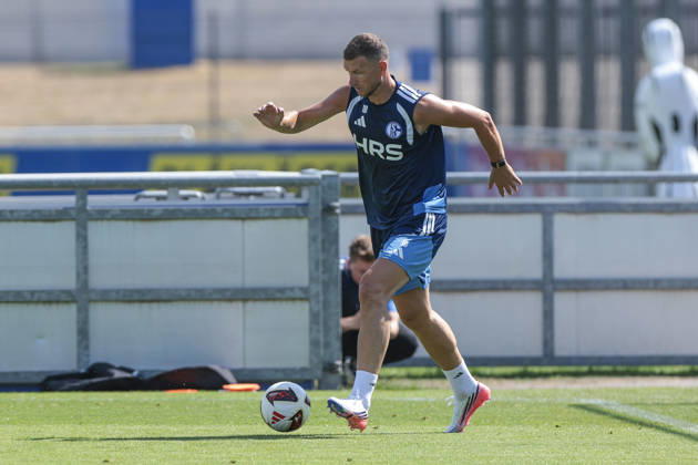 August 4, 2026, Soccer, FC Schalke 04 Training: Edin Dzeko trains individually with the ball at the FC Schalke 04 training facility in Gelsenkirchen, North Rhine-Westphalia, Germany xRHR PHOTO YYx Copyright: RHR-FOTOx RHR-FOTO YY