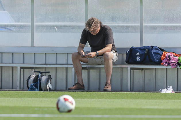 August 4, 2026, Soccer, FC Schalke 04 Training Session; Youri Mulder, Director of Professional Soccer at FC Schalke 04, looks at his smartphone; Gelsenkirchen, FC Schalke 04 Training Facility, North Rhine-Westphalia, Germany; xRHR PHOTO YYx Copyright: RHR-FOTOx RHR-FOTO YY