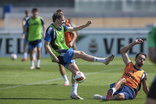 August 4, 2026, Soccer, FC Schalke 04 training session featuring Finn Porath (FC Schalke 04) and Kenan Karaman (FC Schalke 04) at the FC Schalke 04 training facility in Gelsenkirchen, North Rhine-Westphalia, Germany xRHR PHOTO YYx Copyright: RHR-FOTOx RHR-FOTO YY