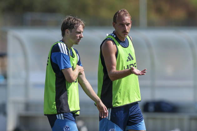 August 4, 2026, Soccer, FC Schalke 04 training session by Finn Porath FC Schalke 04 talks with Timo Becker FC Schalke 04 Gelsenkirchen FC Schalke 04 training facility NRW Germany xRHR PHOTO YYx Copyright: RHR-FOTOx RHR-FOTO YY