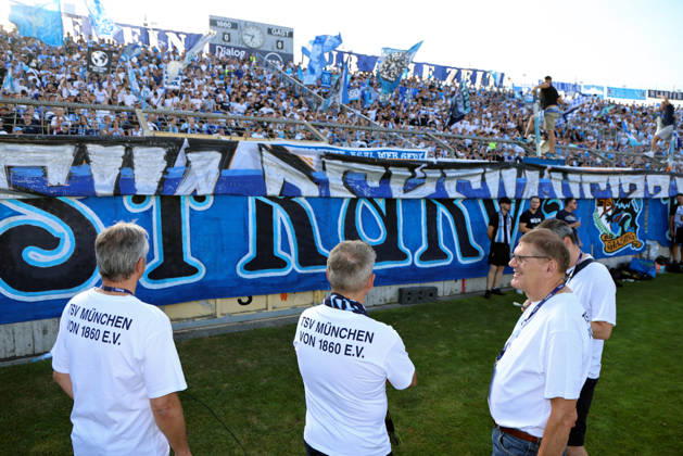Soccer, Men s, Bavarian Regional League, 2026–2027 Season, TSV 1860 Munich vs. FC Augsburg II, Grünwalder Stadium Here, the executive committee of TSV 1860 Munich and Thomas Probst are pictured standing in front of the Ultras—fans of TSV 1860 Munich—after the game