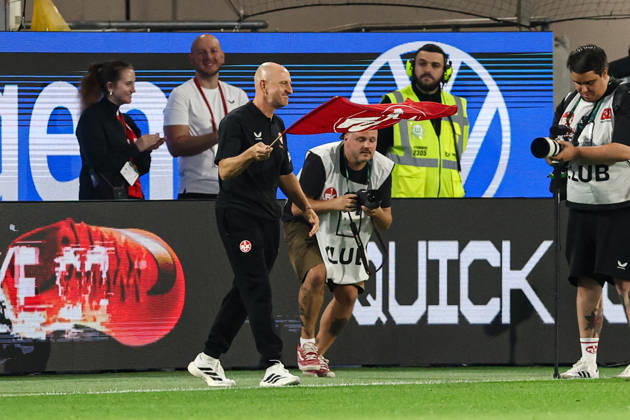 Coach Torsten Lieberknecht of 1. FC Kaiserslautern holding a 1. FC Kaiserslautern flag after the final whistle of the 2026–2027 Bundesliga match between VfL Wolfsburg and 1. FC Kaiserslautern at the Volkswagen Arena in Wolfsburg. Soccer, Man,Men, Germany, August 8, 2026
