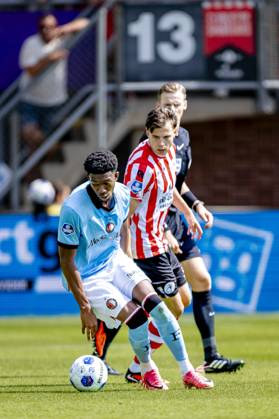 ROTTERDAM: SC Feyenoord Rotterdam forward Gaoussou Diarra and Sparta Rotterdam forward Nokkvi Thorisson during the Vriendenloterij Eredivisie match between Sparta and Feyenoord at Stadion Het Kasteel on August 9, 2026, in Rotterdam, Netherlands. Photo by DeFodi Images