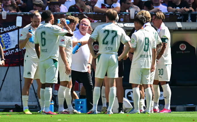 August 8, 2026, GER Soccer, Men, 2nd Division, Matchday 1, 2026–2027 Season, Hamburg, FC St. Pauli vs. SpVgg Greuther Fürth; Coach Heiko Vogel of Fürth speaks with his team; DFB and DFL regulations prohibit any use of photographs as image sequences and or quasi-video; Hamburg Millerntorstadion, Hamburg, Germany Copyright: xnordphotoxGmbH xWitkex