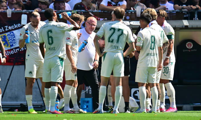 August 8, 2026, GER Soccer, Men, 2nd Division, Matchday 1, 2026–2027 Season, Hamburg, FC St. Pauli vs. SpVgg Greuther Fürth; Coach Heiko Vogel of Fürth speaks with his team; DFB and DFL regulations prohibit any use of photographs as image sequences and or quasi-video; Hamburg Millerntorstadion, Hamburg, Germany Copyright: xnordphotoxGmbH xWitkex
