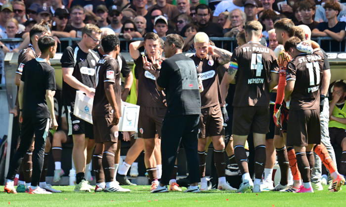 August 8, 2026, GER Soccer, Men, 2nd Division, Matchday 1, 2026–2027 Season, Hamburg, FC St. Pauli vs. SpVgg Greuther Fürth; Coach Marcel Rapp of St. Pauli speaks with the team; DFB and DFL regulations prohibit any use of photographs as image sequences and or quasi-video; Hamburg Millerntorstadion, Hamburg, Germany Copyright: xnordphotoxGmbH xWitkex