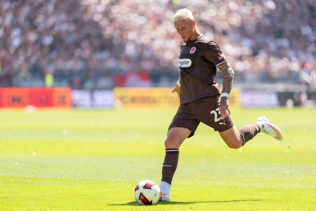 Louis Oppie, FC St. Pauli, 23rd cross, GER, FC St. Pauli vs. SpVgg Greuther Fürth, soccer, 2. Bundesliga, Matchday 1, 2026–2027 season, August 9, 2026 DFL regulations prohibit any use of photographs as image sequences and or quasi-video, GER, FC St. Pauli vs. SpVgg Greuther Fürth, soccer, 2. Bundesliga, Matchday 1, 2026–2027 season, August 9, 2026, Hamburg Copyright: xEibner-Pressefoto MaxxVincenx EP_MVN