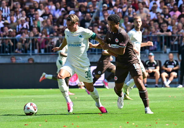 August 8, 2026, German Soccer, Men s, 2nd Division, Matchday 1, 2026–2027 Season, Hamburg, FC St. Pauli vs. SpVgg Greuther Fürth: Joel Chima Fujita (Pauli, No. 16) tries to get past Felix Klaus (Fürth, No. 30). DFB and DFL regulations prohibit any use of photographs as image sequences and or quasi-video. Hamburg Millerntorstadion, Hamburg, Germany Copyright: xnordphotoxGmbH xWitkex