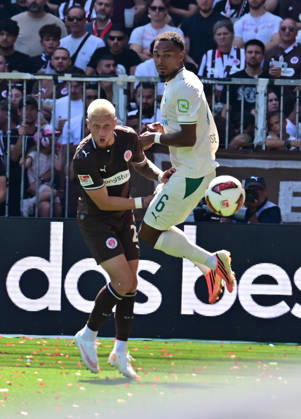 August 8, 2026, German Soccer, Men s, 2nd Division, Matchday 1, 2026–2027 Season, Hamburg, FC St. Pauli vs. SpVgg Greuther Fürth: Louis Oppie (Pauli 23) tries to get past Sacha Banse (Fürth 06). DFB and DFL regulations prohibit any use of photographs as image sequences and or quasi-video. Millerntorstadion, Hamburg, Germany Copyright: xnordphotoxGmbH xWitkex